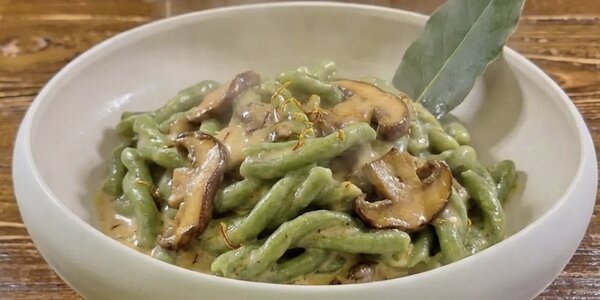 Caserecce al prezzemolo con funghi porcini di Aleccio e zafferano dei Cantoni