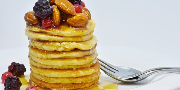 Pancake al miele e frutta fresca