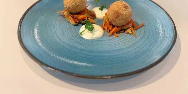 Polpette di baccalà con verdure e salsa tartara