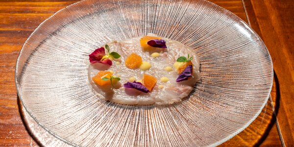 Battuto di orata gel di mandarino e fiori