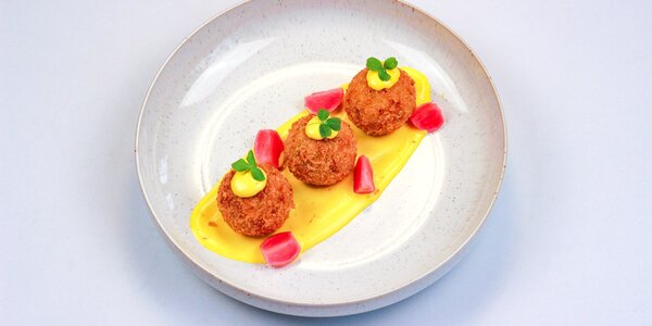 pikantné arancini plnené salsicciou, 