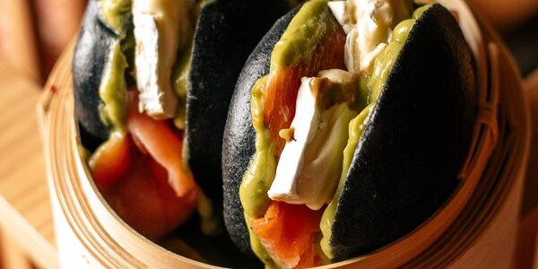 Black Bao Salmone e Guacamole 