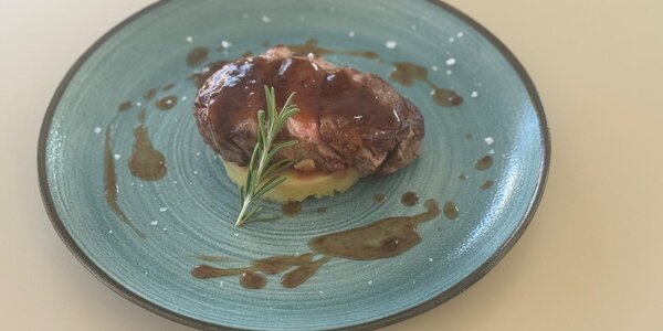 Tagliata di manzo su letto di patata morbida con demi-glace