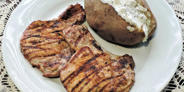 Braciola di maiale, patata e panna acida