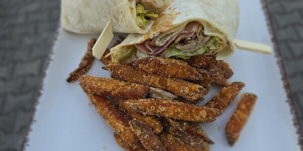 Wrap s trhaným bravčovým mäsom, chipotel dipom a batatovými hranolkami 300g 