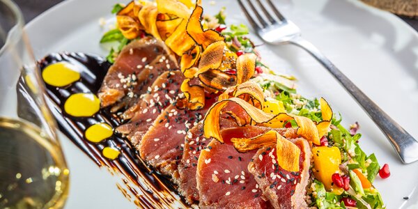160g šalát s tuniakom, wakame listami a sépiovým aioli