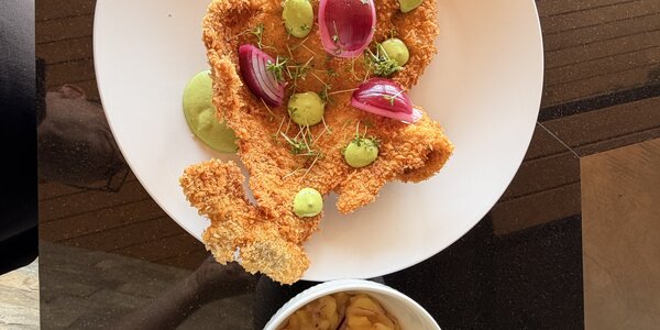 320g Bravčová kotleta v panko strúhanke s  wasabi dipom a zemaikovým šalátom