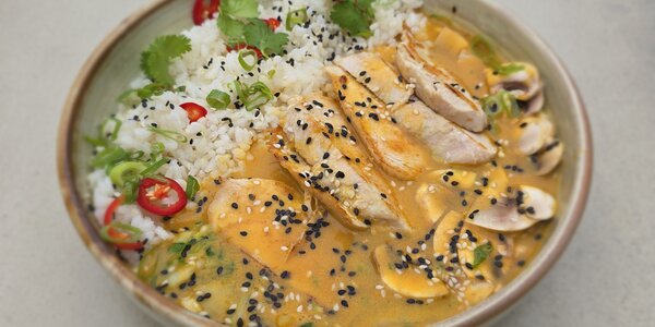 150G THAJSKÉ CURRY S KURACÍMI PRSIAMI (SOUS VIDE) A DUSENOU RYŽOU 