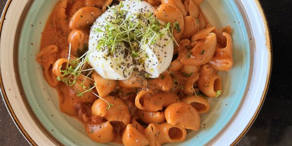 300g Rigatoni s paradajkovou omáčkou, sušenými rajčinami a syrom burrata osypané pistáciami