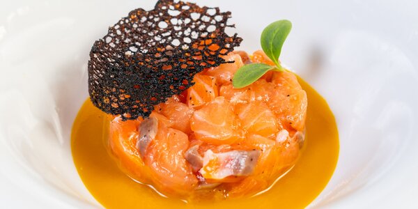 Tartar di Salmone con mandorle, purea di mango e tabasco 