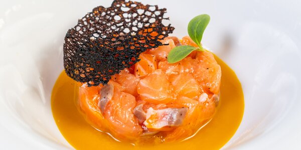 Tartar di Salmone con purea di mango e tabasco 