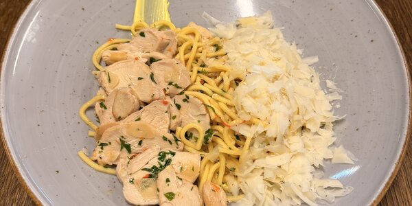 300g špagety aglio olio s kuracím mäsom
