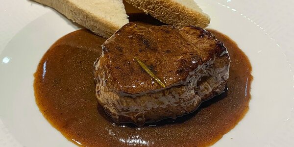 Beef tenderloin steak + white bread