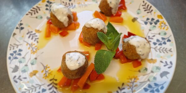 Polpette di ceci e asparagi con salsa allo yogurt e verdure marinate
