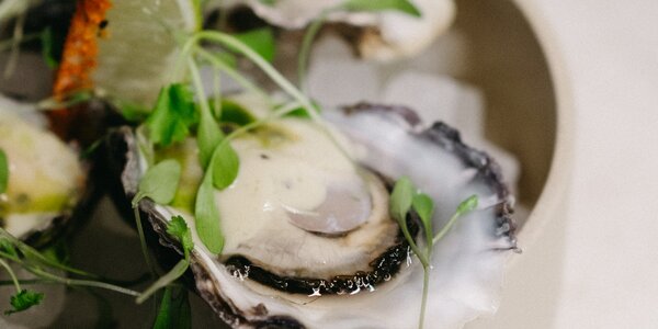 Ostra, leche de tigre, maracuya y cilantro.