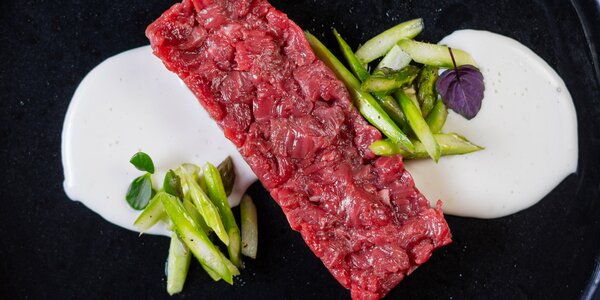 Battuto di Manzo Italiano, fonduta di taleggio e cruditè di asparagi 