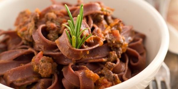 Tagliatelle al cacao fatte in casa al ragù di cinghiale cacciato