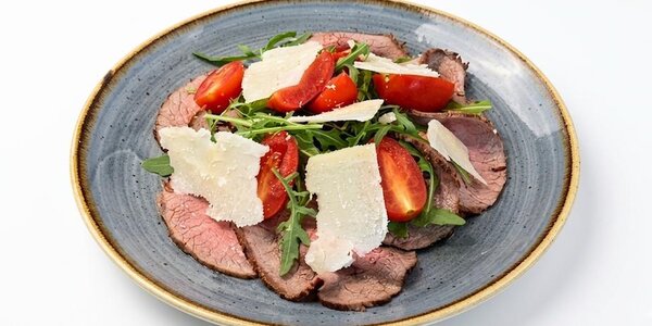 Roast-beef, pomodorini, rucola e grana