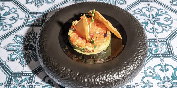 Tartare di salmone guacamole e nachos fatti in casa 