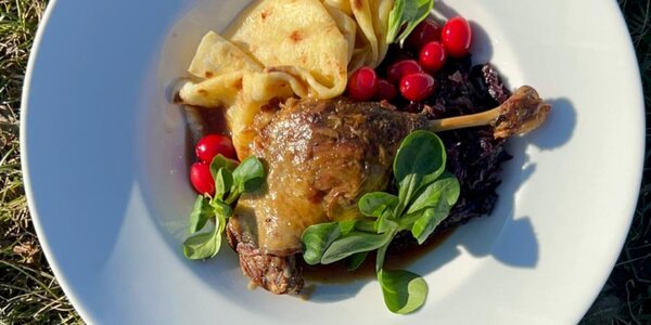 160g KONFITOVANÉ KAČACIE STEHNO S DUSENOU KAPUSTOU A ZEMIAKOVÝMI LOKŠAMI 