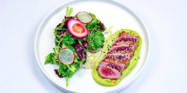 grilled tuna with leaf salad, 