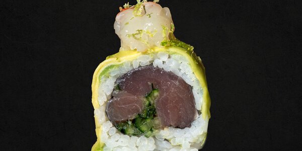 104 - Uramaki tonno, avocado, tartare di gamberone, salsa spicy e scorza di lime [8 Pezzi]