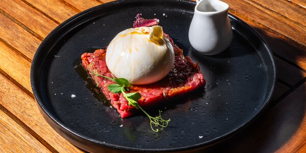 Battuto di Manzo con burrata e colatura di peperoni