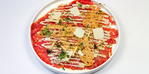 * hovädzie carpaccio s hľuzovkovou majonézou, 