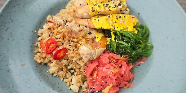 250G POKÉ S KURACÍM MÄSOM / AVOKÁDOM, RESTOVANOU RYŽOU, VAJÍČKOM,TERIYAKI A WAKAME ŠALÁTOM 