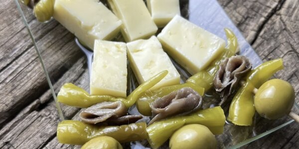 GILDA DE ANCHOA GOURMET CON QUESO CURADO ( 1 PIEZA / 1 PIECE )