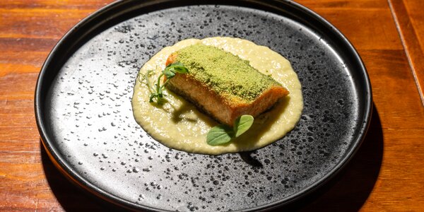 Salmone gratinato alle erbe su vellutata di porro