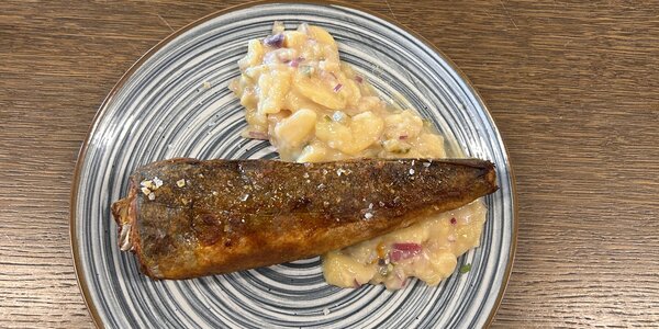 250g Pečený hejk na nasle so zemiakovým šalátom