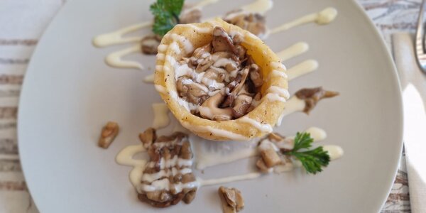 Cestino di taragna con funghi porcini e fonduta di toma