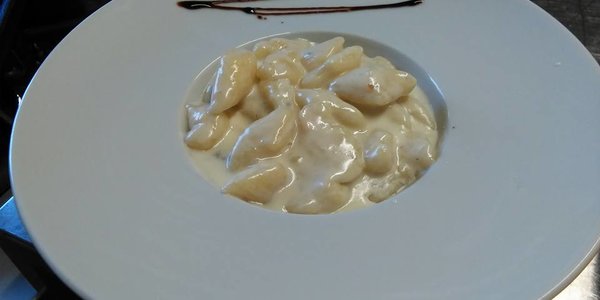 Gnocchi di ricotta con fonduta di Toma Antigoriana con noci
