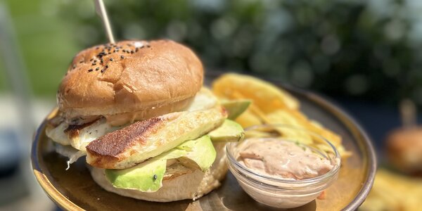 170g Burger s grilovaným syrom Halloumi, avokádom a chipotle dipom, hranolky