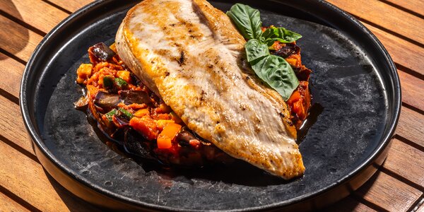 Tagliata di Pollo e Caponata di Verdure