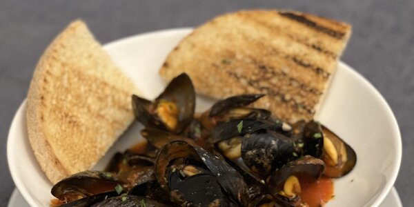 Zuppetta di cozze con pane bruschettato