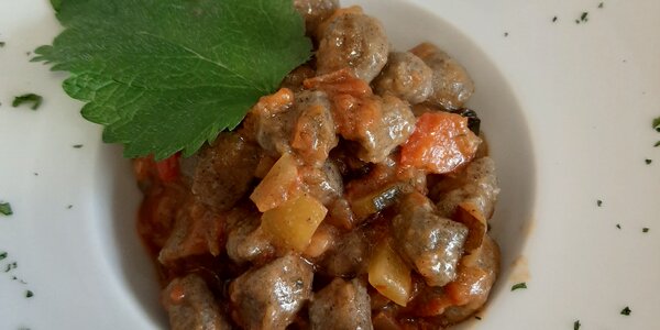 Gnocchi con farina alla canapa e ragout casereccio al cervo cacciato