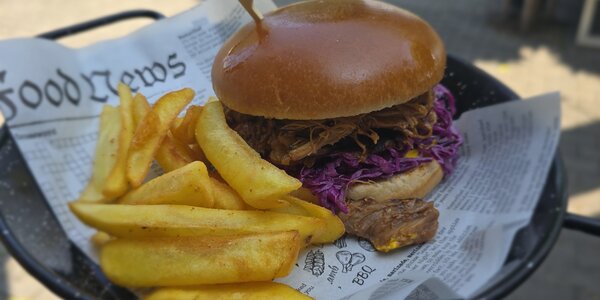 Burger s trhaným bravčovým mäsom a coleslaw šalátom hranolkami 150g 