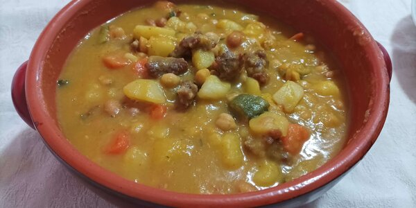 Zuppa di cereali e verdure in coccio