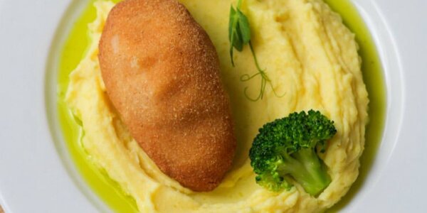 Cutlet "Kyiv" with mashed potatoes and vegetables