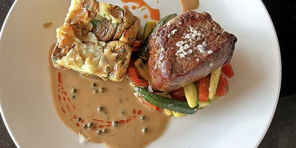 250g Steak z hovädzej sviečkovice s pečenými zemiakmi, gril. zeleninou a omáčkou so zeleného korenia