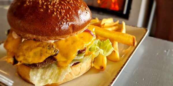 170g Hovädzí burger so syrom cheddar, chipotle dipom a hranolkami