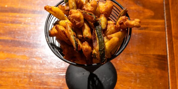 Verdure in pastella e salsa tzatziky