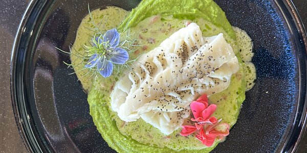 180g Poached COD with peas puré and beurre blanc sauce