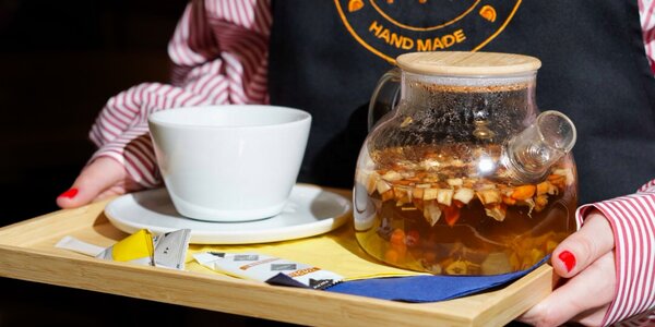 Čaj zlatá hruška v čajníku / Golden peach tea in a pot