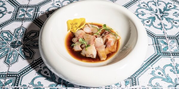 Carpaccio di pesce bianco bagnato al ponzù