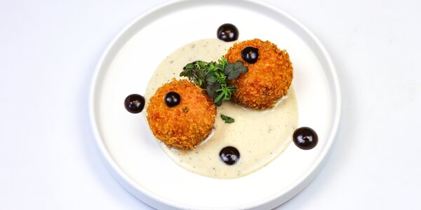 arancini plnené syrom, jalapeño a pancettou,