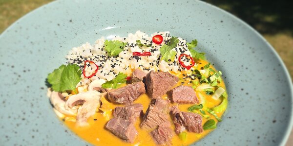 Thajské kari s hovädzím mäsom a dusenou ryžou 140g  