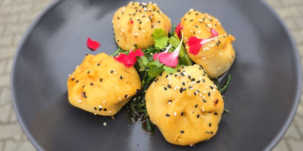 Wonton taštičky s bravčovým mäsom v teriyaki omáčke, wakame šalát 250g 